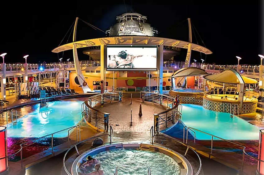 Spectrum of the Seas I Pool Deck