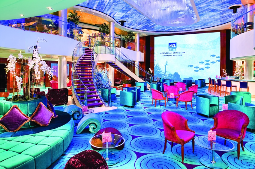 Norwegian Pearl I Atrium