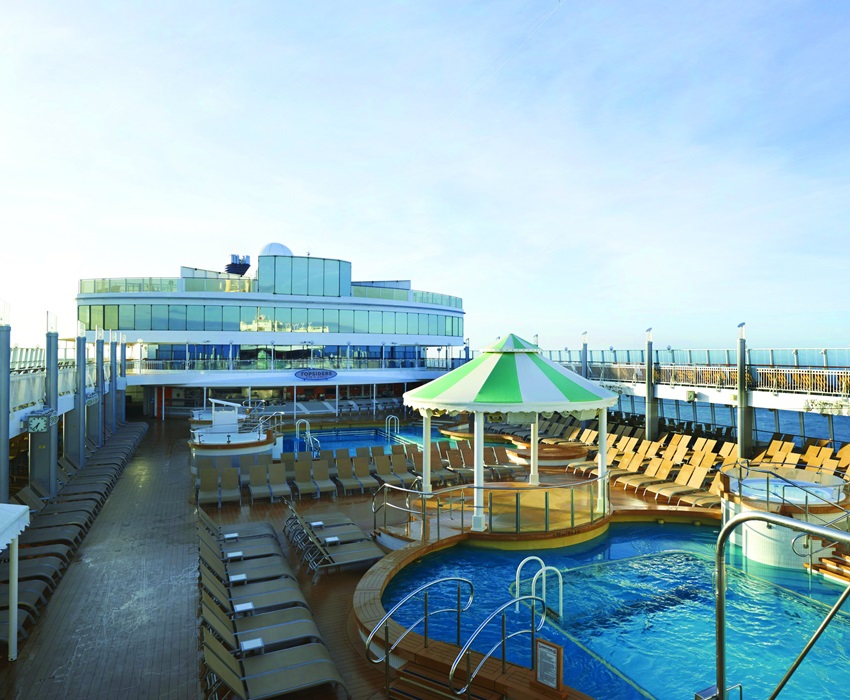 Norwegian Jewel I Pool Deck