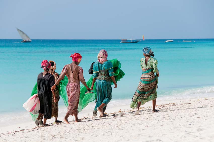 Frauen am Strand von Sansibar