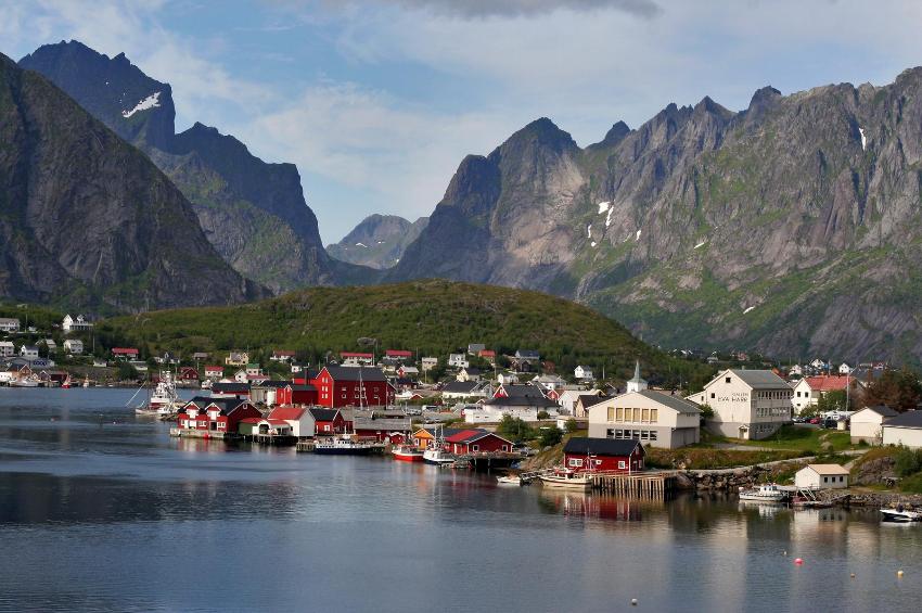 Norwegen, Lofoten, Blick auf ein entlegenes Fischerdorf