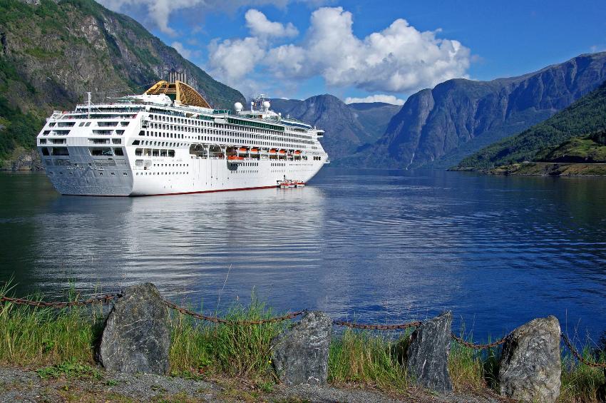 Norwegischen Fjorde umringt von Gebirge